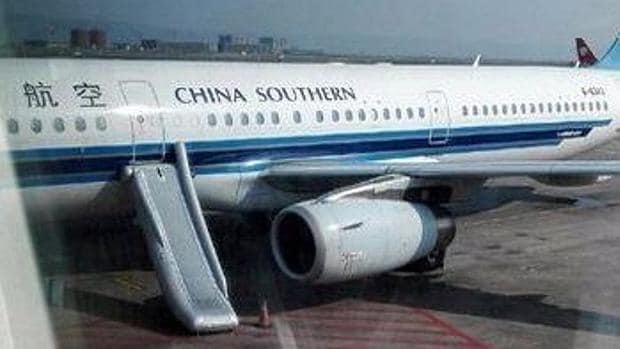Una pasajera de un vuelo a China confunde la salida de emergencia con la puerta del baño