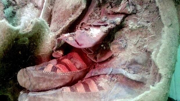 Facebook se vuelve loco por unas «zapatillas Adidas» descubiertas en una momia