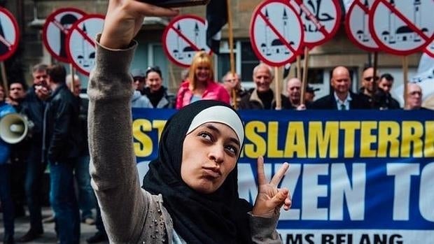 Zakia Belkhiri se hace un selfie delante de la manifestación contra el Islam en Amberes