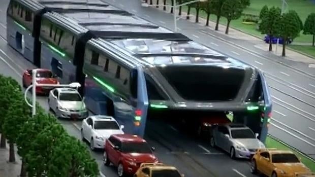 China presenta el autobús del futuro que circulará por encima de los atascos