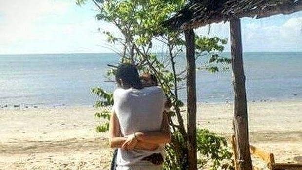 Una pareja se abraza y crea un extraño efecto óptico