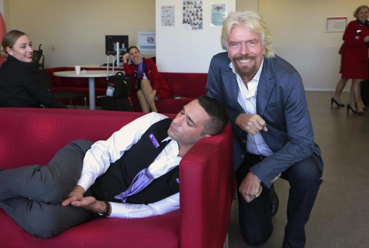 Richard Branson con el empleado al que sorprendió dormido en un sofá