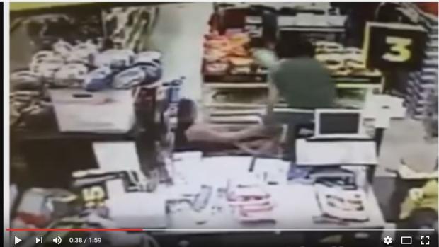 La impactante pelea entre una mujer y un hombre que quiere secuestrar a su hija en un supermercado