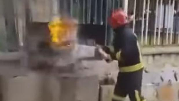 Un bombero demuestra en Youtube cómo apagar un incendio con Coca Cola