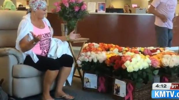 El hombre que sorprendió a su mujer con 500 rosas el último día que recibió quimioterapia