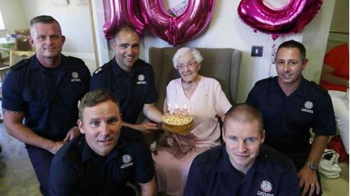 El deseo de una anciana de 105 años en su cumpleaños: «Un bombero tatuado»