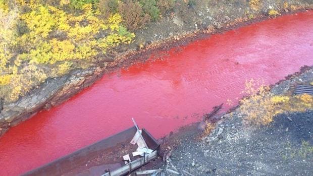 Imagen del río Daldykan teñido de rojo