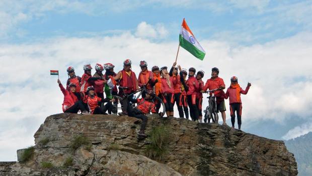 Cientos de monjas entrenadas en Kung Fu pedalean por el Himalaya para combatir la trata de personas