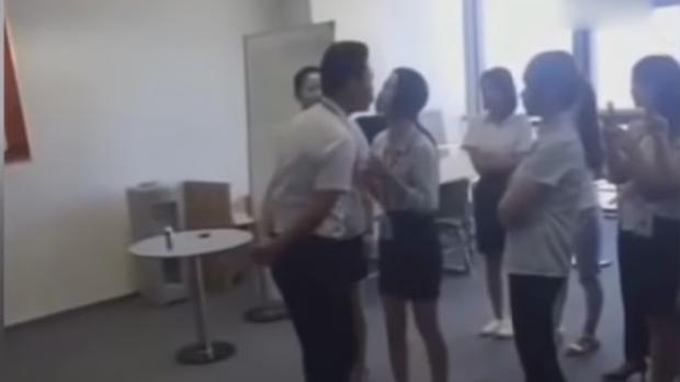Captura del vídeo en el que se observa la práctica diaria del jefe con sus empleadas
