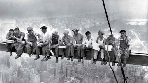 Lunch Atop a Skyscraper. Desconocido, 1932.