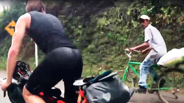 YouTube: Un campesino colombiano de 63 años «ridiculiza» a dos triatletas en bicicleta