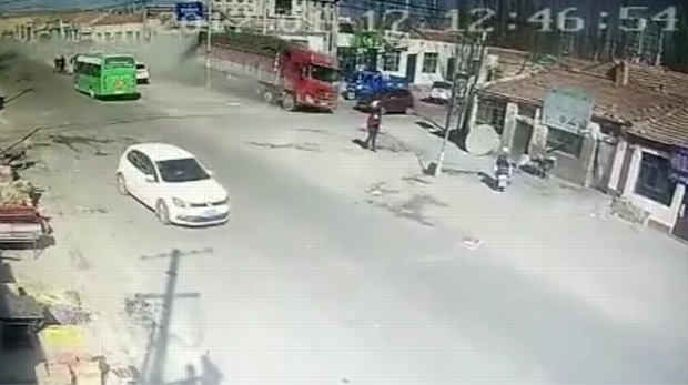 El impresionante accidente de un camión en China