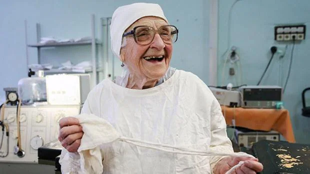 Alla, la cirujana de 89 años que lleva a cabo cuatro operaciones al día
