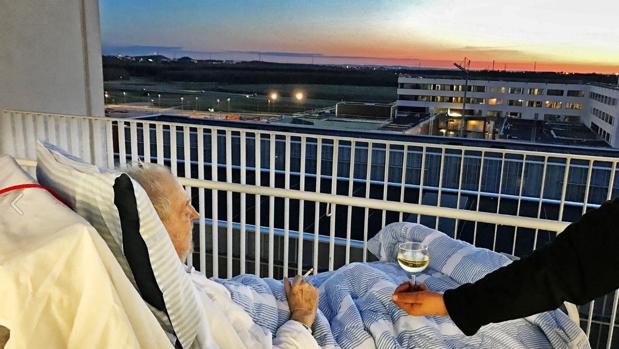 Carsten Flemming Hansen, viendo el atardecer con su cigarro y una copa de vino