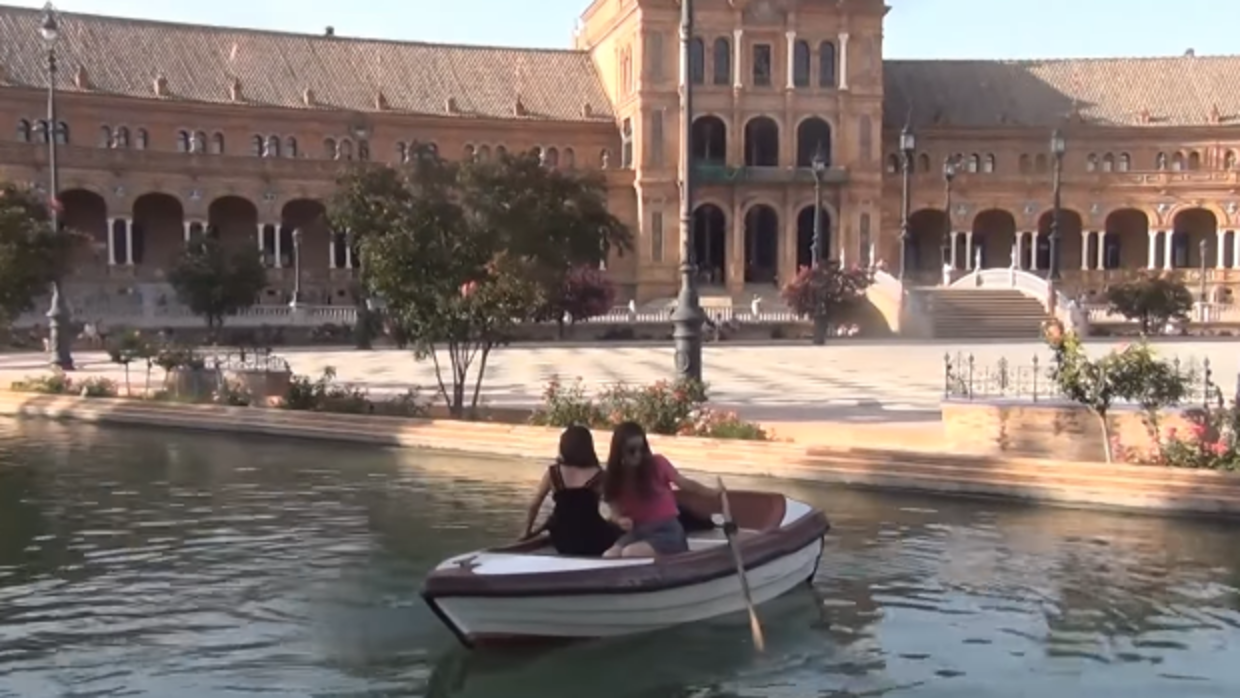 Las dos turistas, incapaces de usar los remos