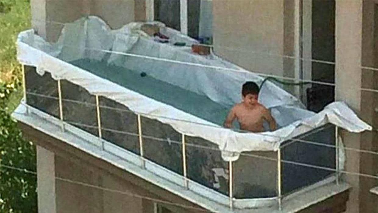 La foto del niño bañándose en su balcón