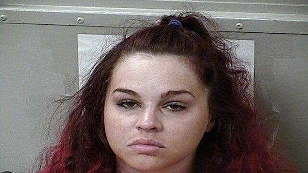 Una joven saca una pistola de su vestido nupcial y apunta a su nuevo marido tras la boda