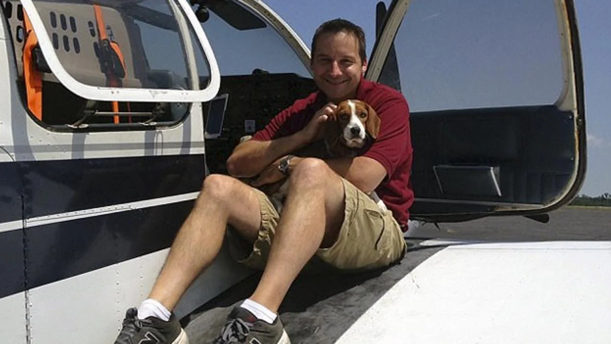 El piloto que voló 1.200 kilómetros para salvar a un perro a punto de ser sacrificado