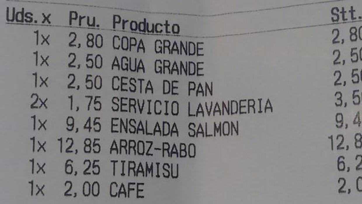 Un restaurante cobra 3,50 euros a un cliente por el lavado del mantel