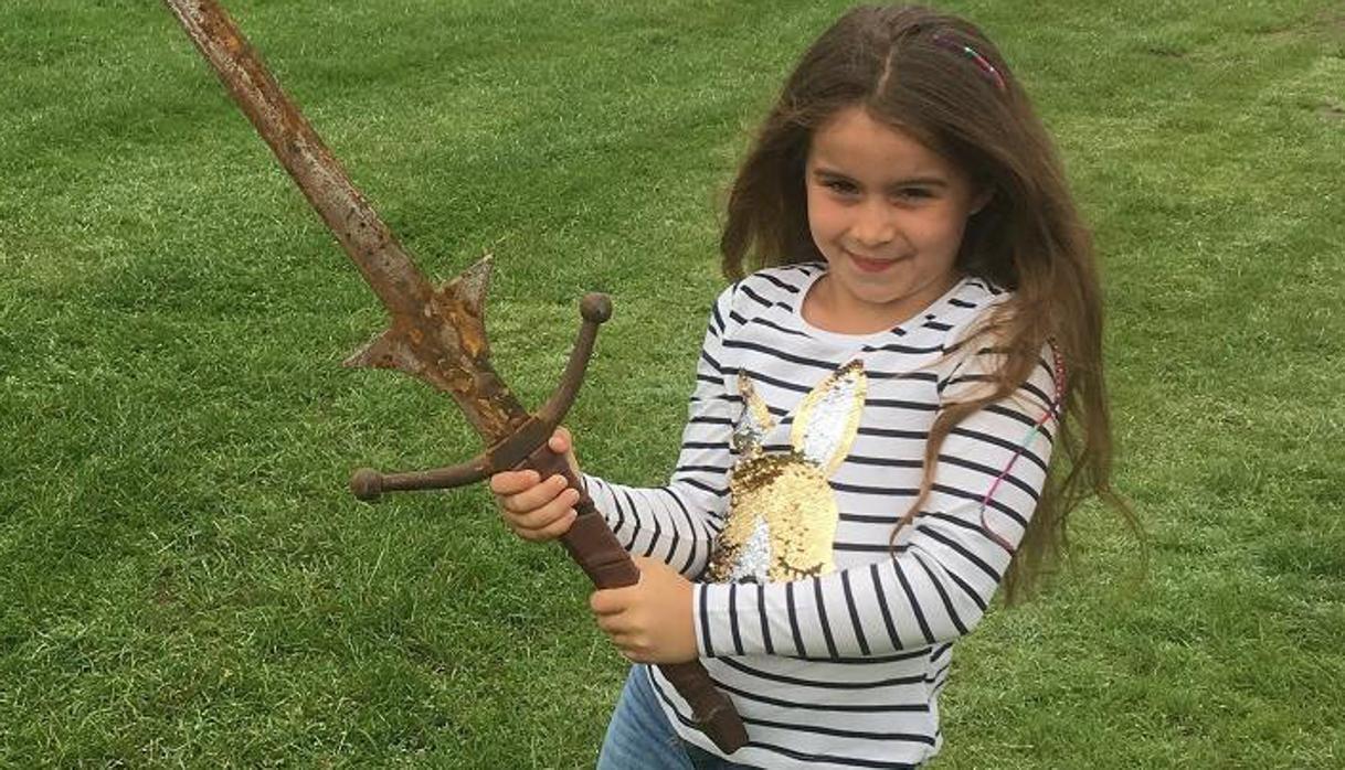 Una niña encuntra la espada «Excalibur»