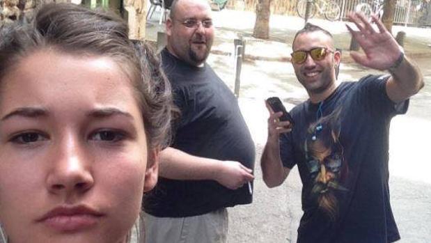 «Querido acosador»: la joven que se saca selfies con quienes la acosan en la calle