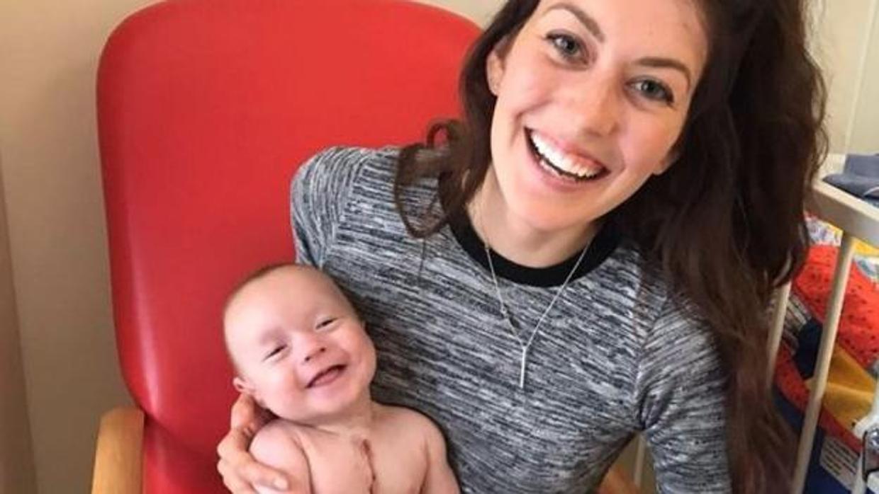 La imagen de la maravillosa sonrisa de un bebé tras ser operado a corazón abierto