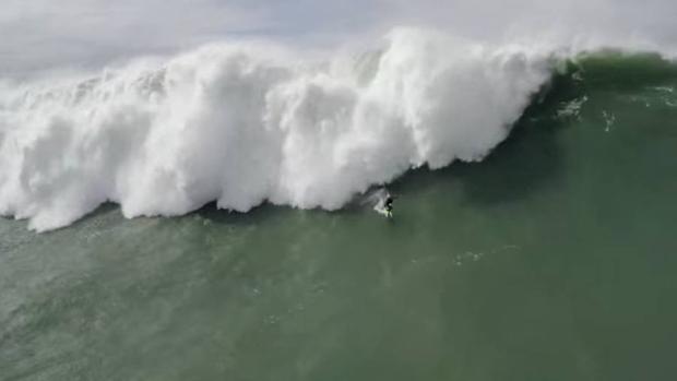 La lucha de tres surfistas para sobrevivir a olas de 20 metros