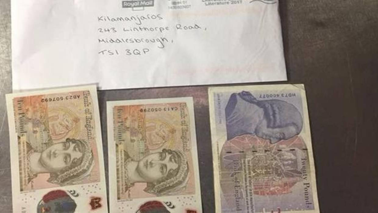 En el sobre, un grupo de tres clientes introdujo 40 libras en billetes y una carta