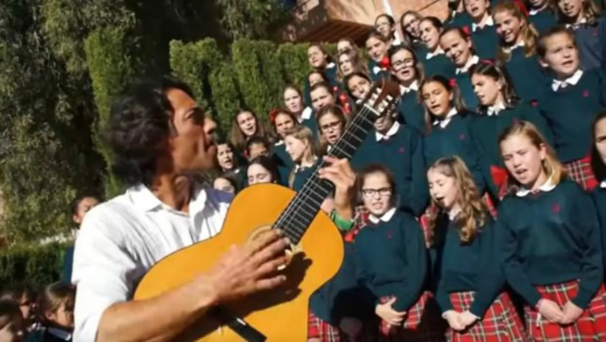 Óscar Quijano canta un villancico con los niños del colegio alicantino Altozano, un vidioclip que ya tiene miles de reproducciones en YouTube