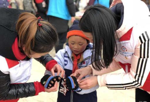 El niño chino congelado que tenía que andar una hora hasta el colegio consigue 15.000 dólares en ayudas