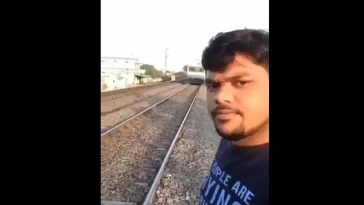 Un hombre sobrevive tras ser arrollado por un tren cuando intentaba hacerse un selfie