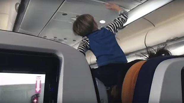 Así es cómo un niño descontrolado puede convertir tu vuelo en un infierno