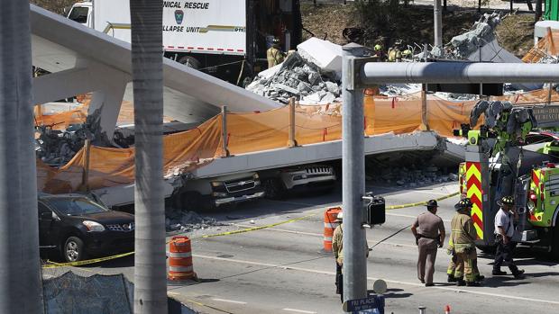 Un bulo atribuye la caída del puente peatonal en Florida al feminismo