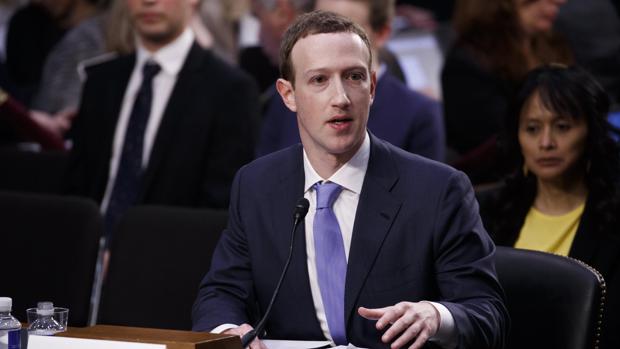 ¿Por qué Mark Zuckerberg se sentó sobre un maletín durante su comparecencia en el Senado?