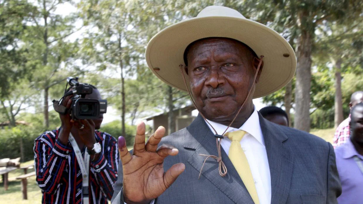 El presidente de Uganda quiere prohibir el sexo oral porque «la boca es para comer»