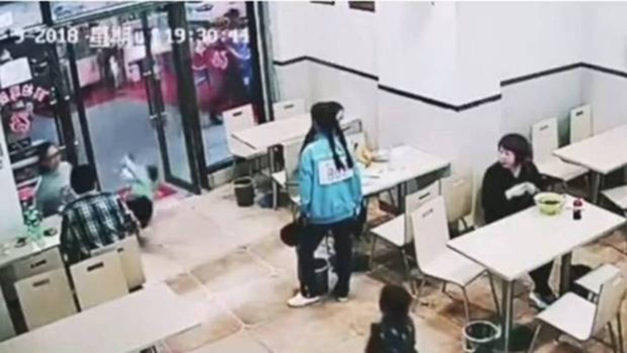 Imagen captada del vídeo del momento en que una mujer embarazada le pone la zancadilla al niño