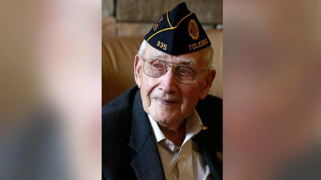 Un veterano de la II Guerra Mundial se gradúa en la universidad 70 años después de haberla dejado