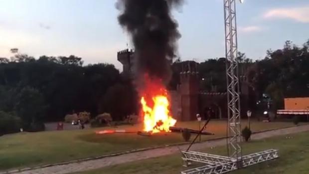 Una novia llega a su boda en helicóptero, se estrella pero sigue adelante con la ceremonia