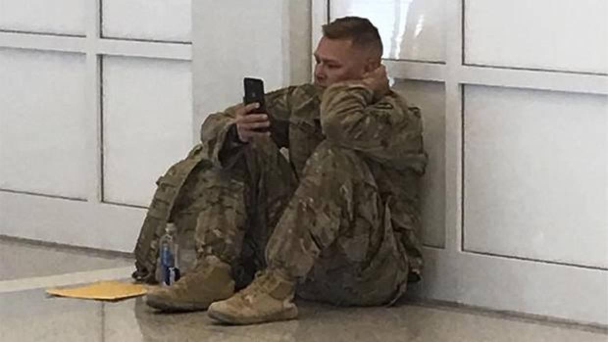 El soldado que asistió al nacimiento de su hija a través de una videollamada