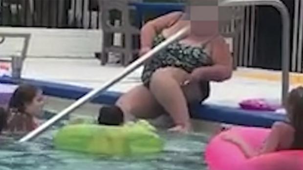 El comportamiento más desagradable grabado en la piscina de un hotel