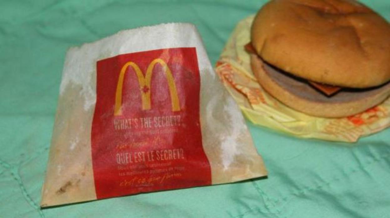 Un hombre subasta en eBay una hamburguesa de McDonald&#039;s comprada hace 6 años