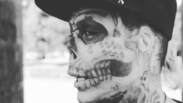 Un tatuador colombiano se amputa la nariz y las orejas para parecerse a una calavera