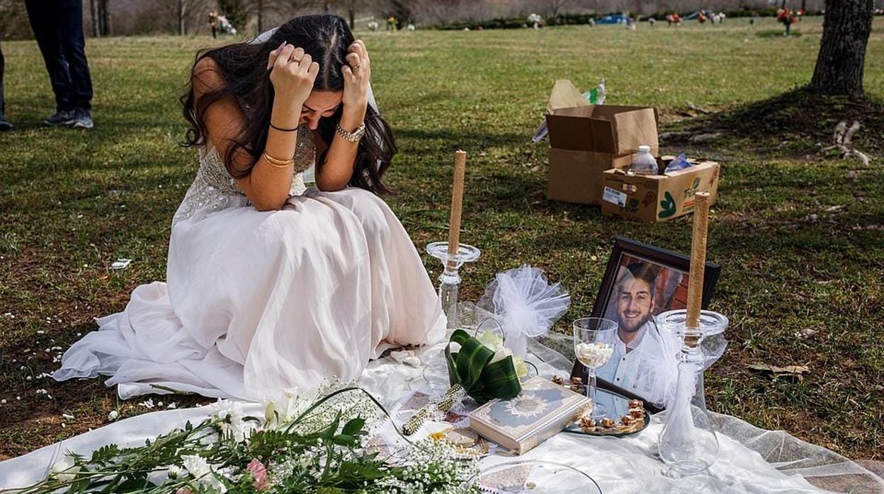 Sara Baluch, de 22 años, junto a la tumba de su prometido