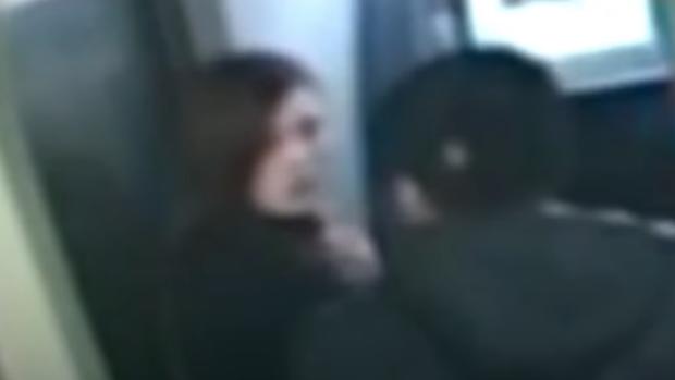 Un ladrón devuelve el dinero robado a su víctima al ver el saldo de su cuenta bancaria