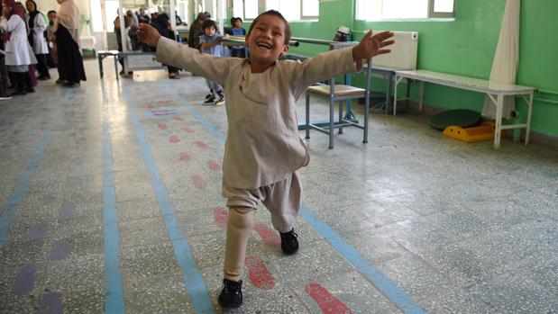 Ahmad, el niño que baila de felicidad tras recibir una pierna ortopédica en Afganistán