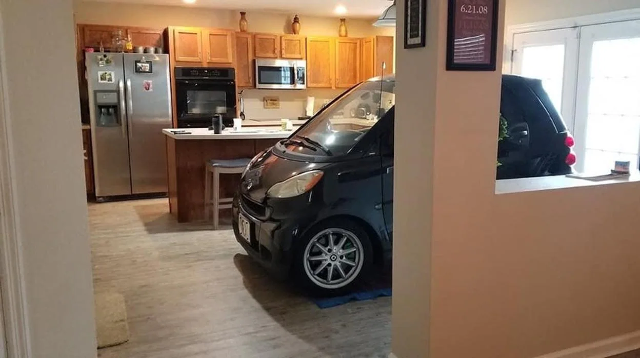 El coche de Juan Beltrán, aparcado en su cocina para protegerlo del Dorian