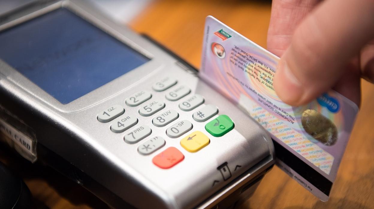 Detenido un hombre que memorizó los números de 1.300 tarjetas de crédito y las usó para comprar online
