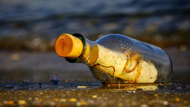 Un mensaje en una botella salva a una familia atrapada en una cascada