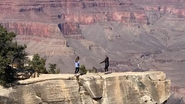 Vídeo: Una joven está a punto de caer por un acantilado del Gran Cañón al hacer una foto