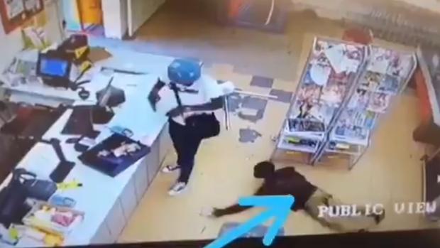 Vídeo: Un cliente roba a un ladrón mientras atraca a punta de pistola un supermercado